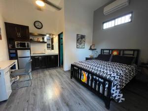 um quarto com uma cama em preto e branco e uma cozinha em Suitecasita #1 em Loreto
