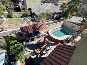uma vista superior para uma piscina e uma casa em Suitecasita #1 em Loreto