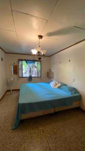 ein Schlafzimmer mit einem blauen Bett und einer Decke in der Unterkunft Hospedaje el viejo y el mar in El Pájaro