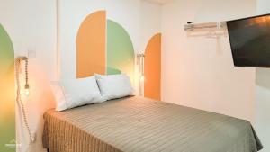 een slaapkamer met een bed en een flatscreen-tv bij Nosso Apê 915: Piscina | Academia | Área Kids NA0820 in Juiz de Fora