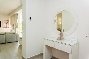 salon z lustrem na komodzie w obiekcie Pet-Friendly Pool Retreat with Luxury Hot Showers w mieście Santa Marta