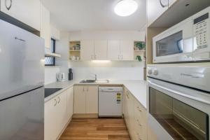 Cucina o angolo cottura di Windward 4, 3 bedroom unit ocean front