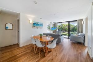 Posezení v ubytování Windward 4, 3 bedroom unit ocean front