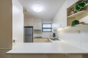 Cucina o angolo cottura di Windward 4, 3 bedroom unit ocean front