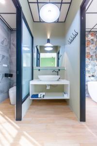 高雄的住宿－自由宿-鹽埕館，一间带水槽和镜子的浴室