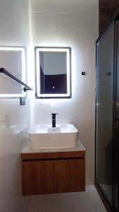 科恰班巴的住宿－Lujoso y Moderno Departamento Stadium，浴室设有白色水槽和镜子