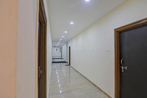 an empty hallway with a door and a hallwayngthngthngthngthngthngthngth at OYO Flagship J.d.p Guest House in Varanasi