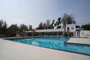 een groot zwembad voor een gebouw bij Lake View Village Resort in Tajpur