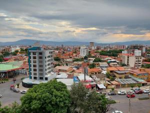vista su una città con edifici e automobili di Lujoso y Moderno Departamento Stadium a Cochabamba