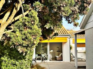 - Vistas a una casa con un árbol en Holibai, Vila Panxon, Diseño, Elegancia Y Confort Cerca Del Mar, en Nigrán