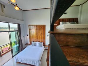 Postel nebo postele na pokoji v ubytování Suksomboonhotel