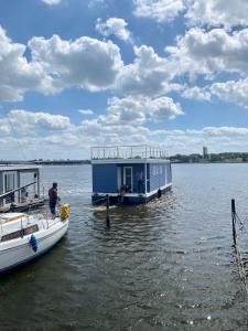 Fotografie z fotogalerie ubytování Hausboot Snowbird Lübeck mit großem Sonnendeck v destinaci Lübeck