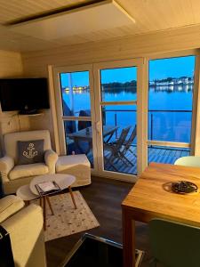 Fotografie z fotogalerie ubytování Hausboot Snowbird Lübeck mit großem Sonnendeck v destinaci Lübeck + 13 fotografií