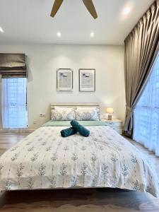 Serene Homestay Semenyih - Endlot House 4BR for 9 pax في سيمينيه: غرفة نوم مع سرير مع دمية دب عليها