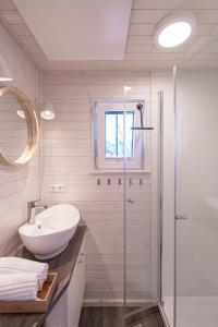y baño blanco con lavabo y ducha. en Schatzkiste, en Lübeck