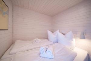 Habitación blanca con 2 toallas en una cama en Schatzkiste, en Lübeck
