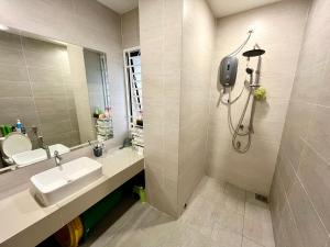 La salle de bains est pourvue d'un lavabo et d'une douche. dans l'établissement Serene Homestay Semenyih - Endlot House 4BR for 9 pax, à Semenyih