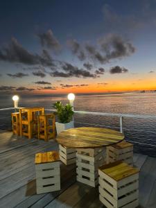 BIHING ANGAN water chalet في سيمبورنا: طاولة وكراسي على سطح سفينة الرحلات البحرية