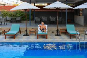 בריכת השחייה שנמצאת ב-Hotel Dolmaling או באזור