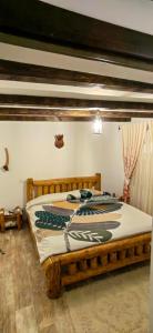 - une chambre avec un lit en bois dans l'établissement Casa David, à Gura Hangului