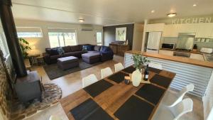 Una cocina o zona de cocina en Feathertop Views and Barn
