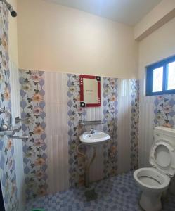 ソーラハにあるHotel BhupuSainik Saurahaのバスルーム(トイレ、洗面台付)