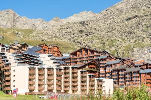 a large building in front of a mountain at Résidence Les Temples du Soleil - maeva Home - Studio 4 Personnes Confort 43 in Val Thorens