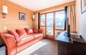 a living room with a couch and a television at Résidence Quartier Falaise - maeva Home - Studio 4 Personnes Confort 09 in Avoriaz