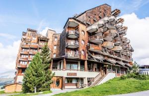 a building with balconies on the side of it at Résidence Quartier Falaise - maeva Home - Studio 4 Personnes Confort 09 in Avoriaz