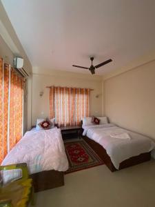 Uma cama ou camas num quarto em BhupuSainik Guest House - Sauraha, Chitwan