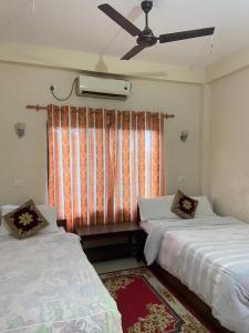 Uma cama ou camas num quarto em BhupuSainik Guest House - Sauraha, Chitwan