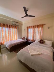 เตียงในห้องที่ Hotel BhupuSainik Sauraha