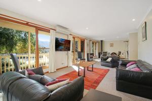 布赖特Greenlea的一间带皮革家具的客厅和一个阳台