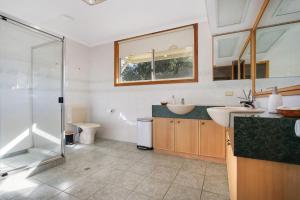 布赖特Greenlea的带淋浴、水槽和马桶的浴室 更多15张照片