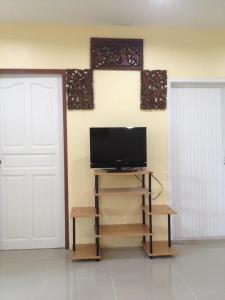 TV a/nebo společenská místnost v ubytování Kathu Waterfall Bungalow