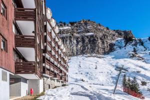 a building with snow on the side of a mountain at Résidence Le Cédrat - maeva Home - Appartement cosy 2 pièces 4 personnes - 98 in Avoriaz