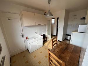 Kuchyň nebo kuchyňský kout v ubytování Logements Gare Brignoud
