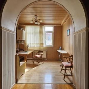 バクーにあるZel Home 7 Double Bedの台所とテーブル付きの部屋のアーチ道