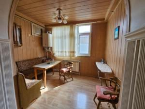 バクーにあるZel Home 7 Double Bedのソファとテーブルのあるリビングルーム +11枚の写真