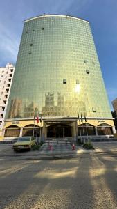 Sara Plaza في الكويت: مبنى متوقف امامه سيارة