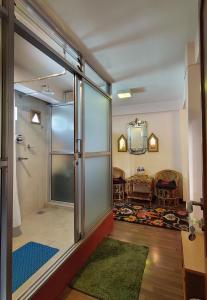 ein Badezimmer mit Dusche und Glastür in der Unterkunft Halyo suite room Greentara Heritage Home by Tranquil home in Pātan