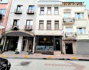 ein Gebäude in einer Stadtstraße mit einem Geschäft in der Unterkunft Grafen House in Istanbul