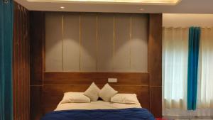 Cama ou camas em um quarto em MPN RESORTS AND HOTELS PRIVATE LIMITED