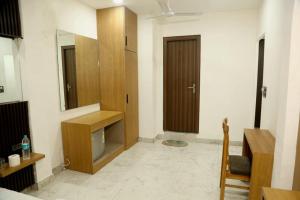 La salle de bains est pourvue d'une armoire en bois et d'un miroir. dans l'établissement Bunk Hostel Delhi Best Backpacking Accommodation, à New Delhi