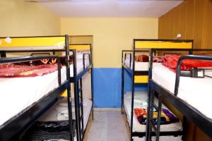 Łóżko lub łóżka piętrowe w pokoju w obiekcie Bunk Hostel Delhi Best Backpacking Accommodation