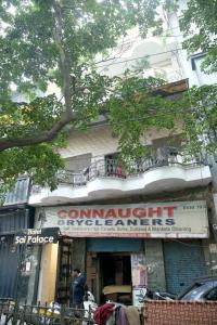 Un uomo in piedi di fronte a un edificio di Bunk Hostel Delhi Best Backpacking Accommodation a Nuova Delhi