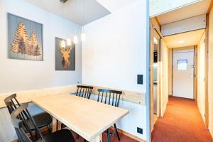 - une salle à manger avec une table et des chaises dans l'établissement Les Résidences de Valmorel - maeva Home - 2 Pièces 5 Personnes Sélection 01, à Valmorel