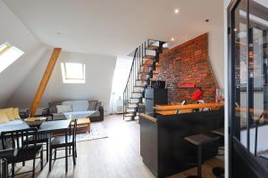 布鲁瓦Duplex Élégant et Lumineux avec vue sur le château的用餐室和带砖墙的客厅