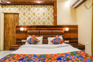 Una cama o camas en una habitación de FabHotel Icon