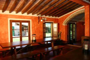 jadalnia z pomarańczowymi ścianami i drewnianymi stołami w obiekcie Agriturismo - Collina Toscana Resort w mieście Monsummano Terme
